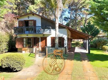 Casa · 180m² · 4 Ambientes · 1 Cochera · Venta Casa Costa del Este Oportunidad Permuta