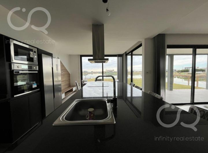 Casa · 200m² · 6 Ambientes · 2 Cocheras