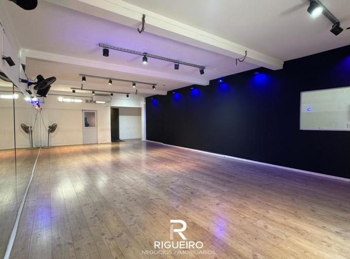 Local comercial · 243m²