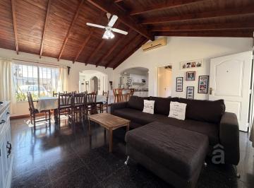 Casa · 120m² · 3 Ambientes · 3 Cocheras · Casa en Venta en José Leon Suarez - Lote 8.66 m X 32 m. Tres Ambientes.