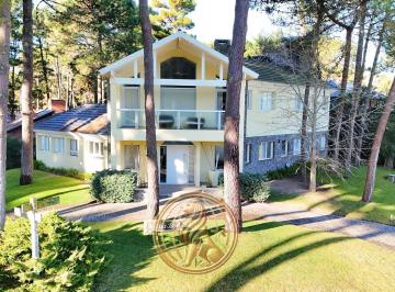 Casa · 264m² · 7 Ambientes · 1 Cochera · Venta Casa Vista Al Golf Oportunidad