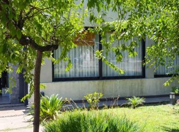 Casa de 1 ambiente, Presidente Perón · Moderna Casa con Amplio Parque y Pileta Climatizada