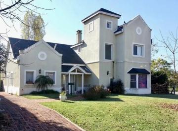 Casa · 200m² · 5 Ambientes · 3 Cocheras · Casa en Alquier en Barrio Los Jazmines Pilar del Este