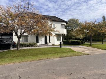 Casa · 400m² · 8 Ambientes · 2 Cocheras · Casa en Venta 3 Dorm. en Kentucky Funes
