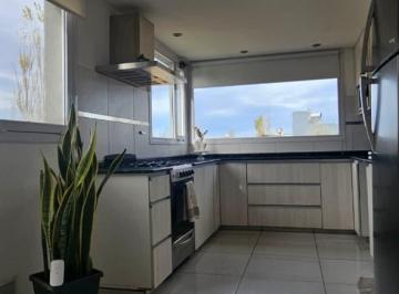 Casa de 5 ambientes, Centenario · Se Alquila