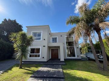 Casa · 220m² · 6 Ambientes · 6 Cocheras · Casa en San Lucas
