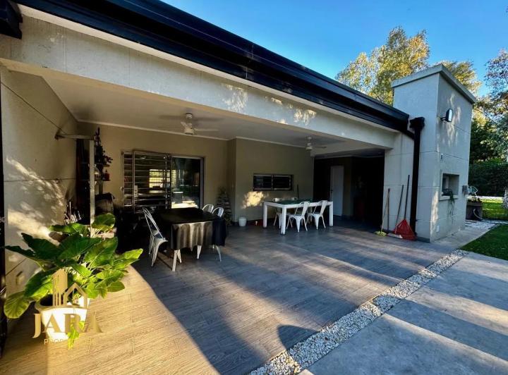 Casa · 200m² · 5 Ambientes · 4 Cocheras