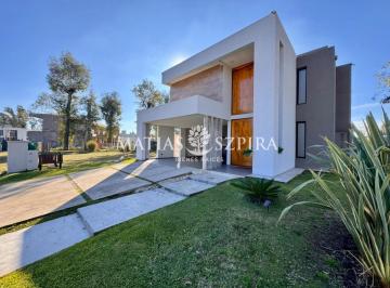 Casa · 223m² · 4 Ambientes · 2 Cocheras · Casa en Venta 4 Ambientes en Álvarez del Bosque