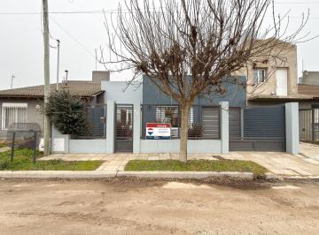 Casa · 100m² · 3 Ambientes · 1 Cochera · Casa de 2 Domitorios con Jardin