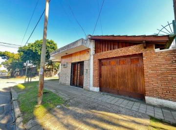Casa · 74m² · 4 Ambientes · 1 Cochera · Venta Casa Bernal Cochera Jardin Apto Credito
