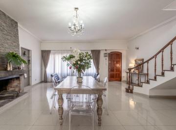 Casa · 256m² · 7 Ambientes · 2 Cocheras · Venta Casa 6 Amb. Villa Sarmiento - Pileta - Parrilla