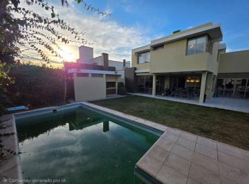 Casa · 292m² · 7 Ambientes · 3 Cocheras · Venta de Casa B° Privado Maipú - 7 Ambientes