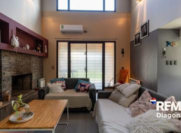 Casa · 316m² · 4 Ambientes · 2 Cocheras · Casa en Venta en Villa Elisa