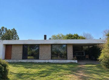 Casa · 104m² · 4 Ambientes · 1 Cochera · Venta/casa 2 Dorm./ Pileta y Mucho Parque