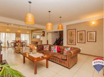 Casa · 272m² · 5 Ambientes · 1 Cochera · Casa en Bernal C/ Pileta y Quincho Apta Credito