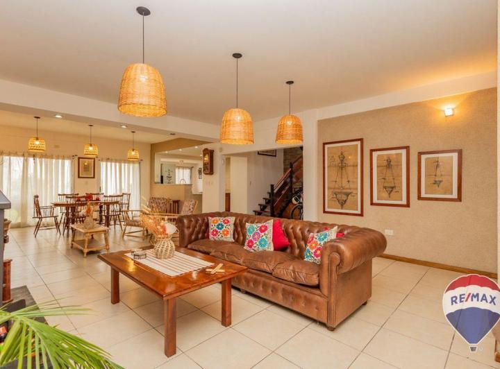Casa · 272m² · 5 Ambientes · 1 Cochera