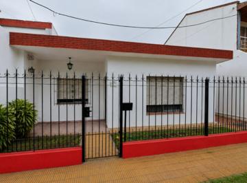 Casa · 68m² · 4 Ambientes · 1 Cochera · Venta Casa 4 Ambientes con Patio Moron