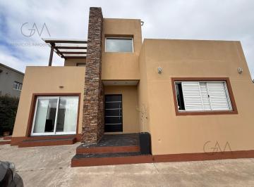Casa · 180m² · 4 Ambientes · Casa en Venta Arenas del Sur