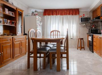 Casa · 140m² · 8 Ambientes · 1 Cochera · Casas en Venta 5 Dorm. Patio y Cochera