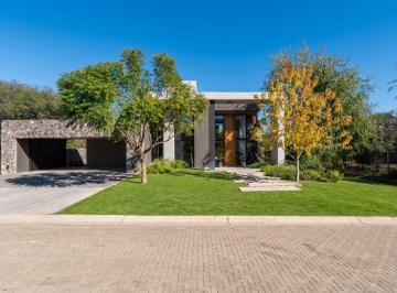 Casa de 5 ambientes, Mendiolaza · Casa de Categoría con Fondo Golf en Estancia El Terrón – Lote 1.508 m²