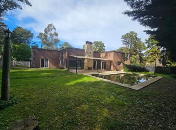 Casa · 262m² · 5 Ambientes · 2 Cocheras · Casa en Venta en Villa del Deportista | 3 Dorm. + Escritorio | 262 m² Construidos | Piscina y