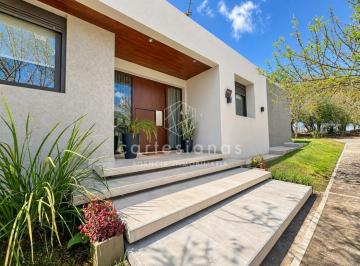 Casa · 220m² · 8 Ambientes · 2 Cocheras · Casa en Planta Baja. Riberas de Manantiales. 3 Dorm + Escr. Pileta Climatizada. Planos y Escritura