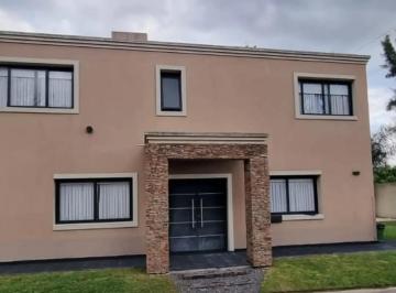 Casa de 4 ambientes, Ituzaingó · Importante Casa en Barrio Cerrado con Piscina y Excelente Acceso en Villa Udaondo