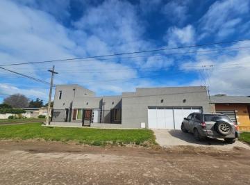 Casa · 185m² · 4 Ambientes · 2 Cocheras · Casa en Esquina con Amplio Garage - Quincho | Zona Toledo