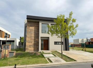 Casa · 165m² · 5 Ambientes · 3 Cocheras · Muy Buena Casa en Vila Marina