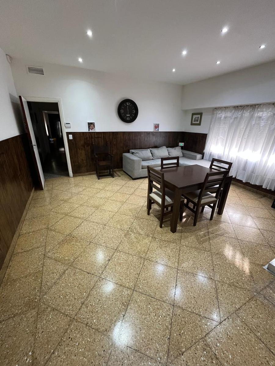 Casa de 5 ambientes construida en dos plantas. Garage para un auto.