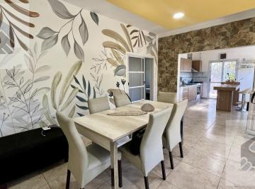 Casa · 450m² · 3 Ambientes · 2 Cocheras · Casa 2 Dorm. 1 Baño y Hermoso Patio Pho