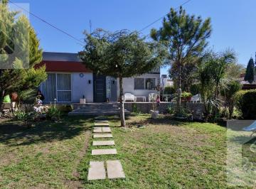 Casa · 450m² · 3 Ambientes · 2 Cocheras · Casa 2 Dorm. 1 Baño y Hermoso Patio Pho