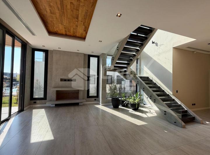 Casa · 800m² · 7 Ambientes · 4 Cocheras