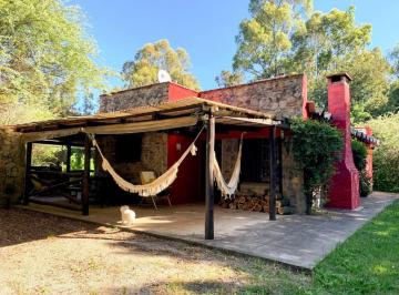 Casa · 8300m² · 4 Ambientes · 1 Cochera · Venta o Alquiler de Chacra en Colonia, con Parque Arbolado y Playa Cerca