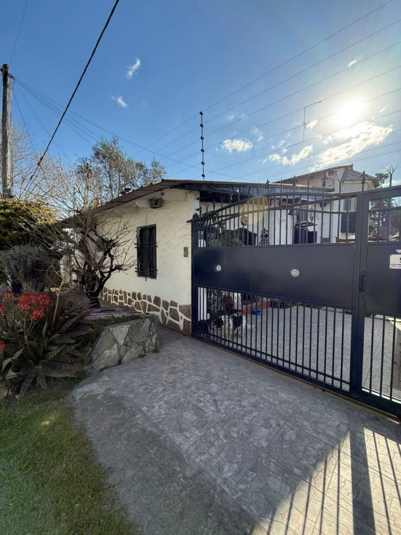 Casa con amplio galpón/taller en lote de 342 M² - zona semi industrial