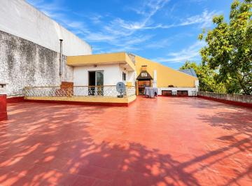 Casa · 120m² · 7 Ambientes · 1 Cochera · Casa Esquina Lote Propio Ideal Para Inversionistas o Familias 2 Unidades en 1!
