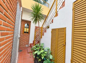 Casa · 120m² · 7 Ambientes · 1 Cochera · Casa Esquina Lote Propio Ideal Para Inversionistas o Familias 2 Unidades en 1!