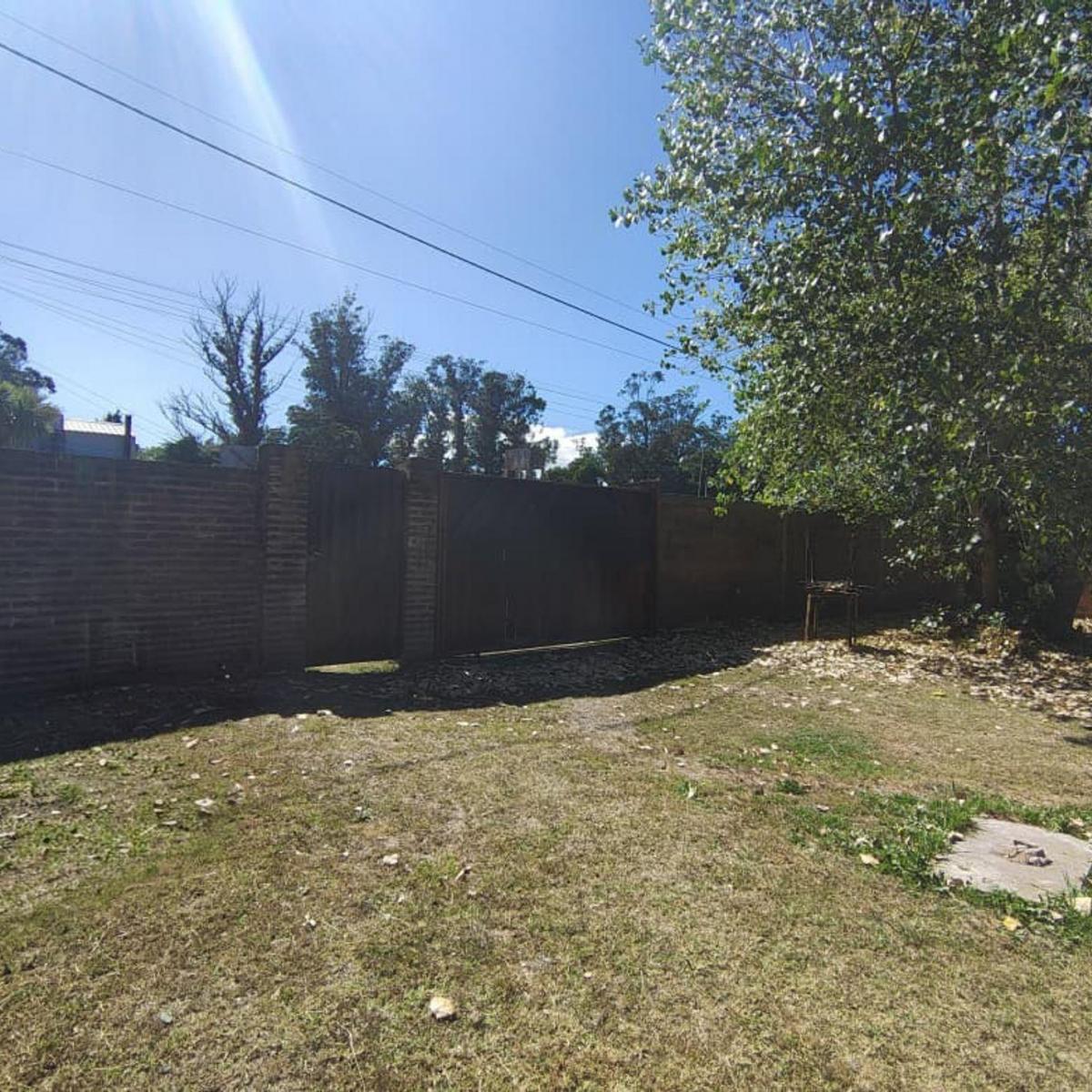 Casa de 3 ambientes con amplio parque en Barrio Las Dalias