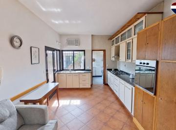 Casa · 285m² · 6 Ambientes · 2 Cocheras · Casa 6 Amb. en Venta en Sarandi con Patio y Jardín