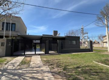 Casa · 105m² · 4 Ambientes · 1 Cochera · Casa 2 Hab, 2 Baños, Pileta, Esquina Echeverria y Casilda, Funes City - Funes.