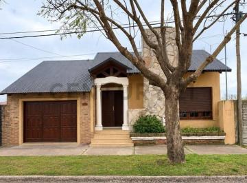 Casa · 187m² · 4 Ambientes · 1 Cochera · Casa en Venta - Chañar Ladeado
