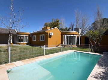 Casa · 240m² · 4 Ambientes · 2 Cocheras · Casa en Venta en Barrio Privado, Guaymallen