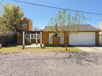 Casa · 240m² · 4 Ambientes · 2 Cocheras · Casa en Venta en Barrio Privado, Guaymallen