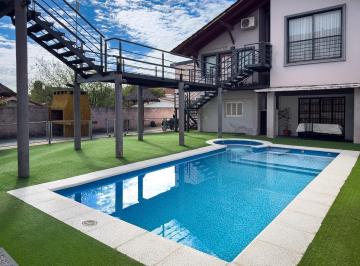 Casa · 499m² · 9 Ambientes · 6 Cocheras · Complejo Para Renta en Carlos Paz