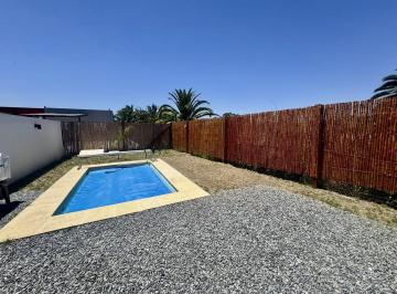Casa · 54m² · 3 Ambientes · 1 Cochera · Alquiler/venta de Casa de 2 Dorm. con Piscina en Real de San Carlos, Colonia del Sacramento.