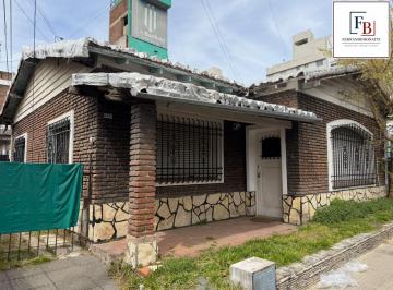 Casa · 189m² · 4 Dormitorios · 4 Cocheras · Casa en Banfield Este