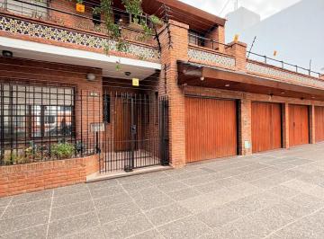 Casa de 6 ambientes, Villa Real · Casa en Venta E Villa Real, 6 Ambientes, Cochera Para 5 Autos, Patio y Terraza