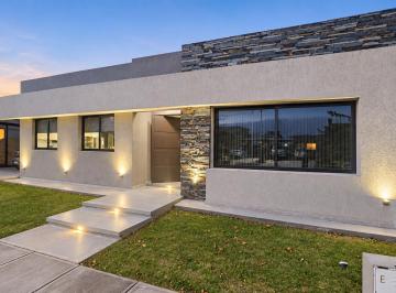 Casa · 170m² · 5 Ambientes · 2 Cocheras · Venta Casa 3 Dorm. 3 Baños Barrio Privado Boedo Village Apta Crédito