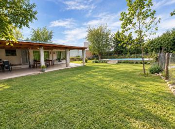 Casa · 90m² · 4 Ambientes · 1 Cochera · Casa en Venta en Mina Clavero, 2 Dorm., Pileta y Gran Parque