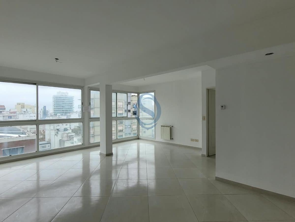 Departamento de dos ambientes con ventanal a la calle